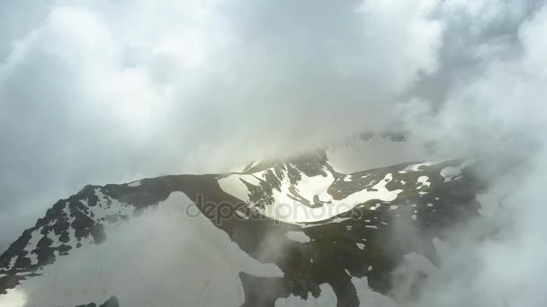 飞在云端翻山越岭。山脉从无人机的鸟瞰图。空中拍摄飞越雪原岭. — 图库视频影像