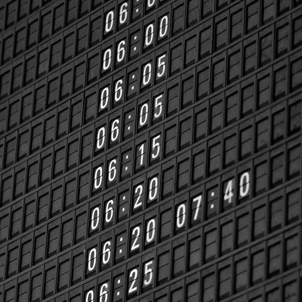 Placas de tiempo en el aeropuerto. Horario mecánico de información de vuelo. Junta de salidas mecánicas de solapa dividida. Horario de vuelo —  Fotos de Stock