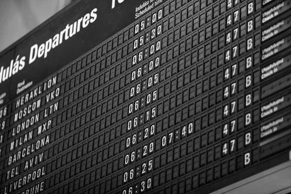 Tábuas de tempo no aeroporto. Informações de voo calendário mecânico. Dividir aba placa de partidas mecânicas. Horário de voo — Fotografia de Stock