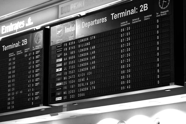 Embarque de partidas no aeroporto. Informações de voo calendário mecânico. Dividir aba placa de partidas mecânicas. Horário de voo — Fotografia de Stock