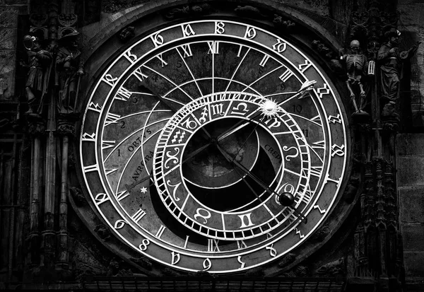 Történelmi középkori csillagászati óra az Óváros téren, Prága, Csehország — Stock Fotó