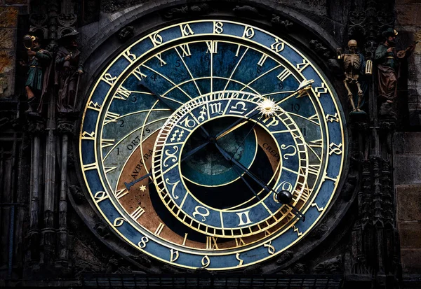 Исторические средневековые астрономические часы на Староместской площади в Праге — стоковое фото