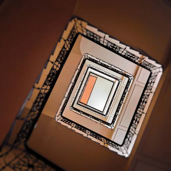Arrière-plan architectural abstrait, perspective d'escalier carré en béton, levant les yeux dans une cage d'escalier, en haut, chemin vers le haut — Photo