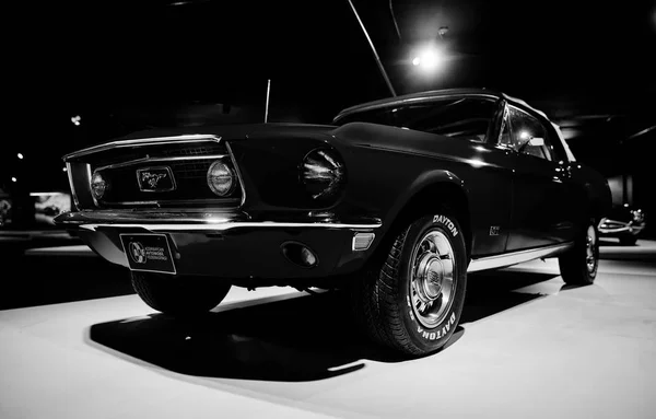 Ford Mustang, American classic. Classic Car wystawa - Hejdar Alijew Center, Baku, Azerbejdżan - 26,04,2017 — Zdjęcie stockowe