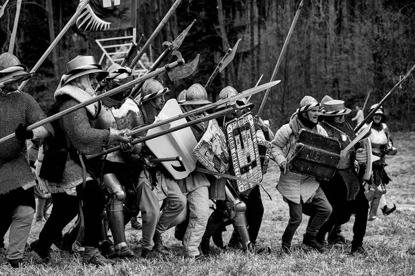 Guerrero de la Europa medieval. Batalla medieval (reconstrucción ) —  Fotos de Stock