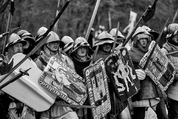 Guerreiro da Europa medieval. Batalha medieval (reconstrução ) — Fotografia de Stock