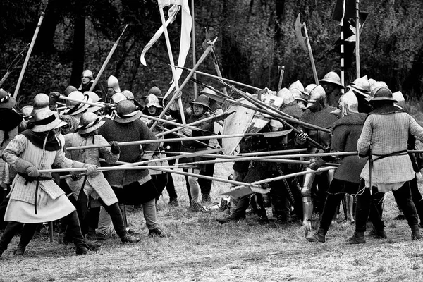 Guerrier de l'Europe médiévale. Bataille médiévale (reconstruction ) — Photo