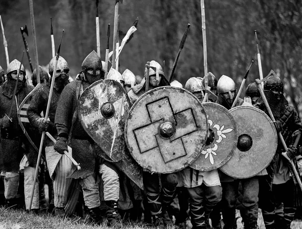 Воин средневековой Европы. Средневековый бой (реконструкция ) — стоковое фото