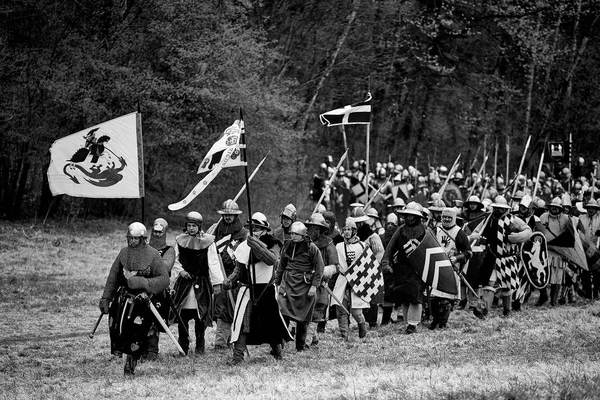 Wojownik średniowiecznej Europy. Średniowieczne bitwy (rekonstrukcja) — Zdjęcie stockowe