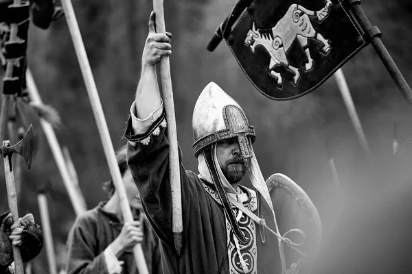 Воїн середньовічної Європи. Середньовічна битва (реконструкція) — стокове фото