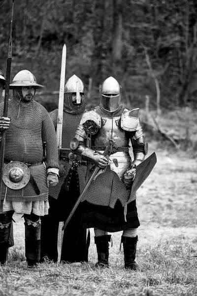 Guerriero dell'Europa medievale. Battaglia medievale (ricostruzione ) — Foto Stock