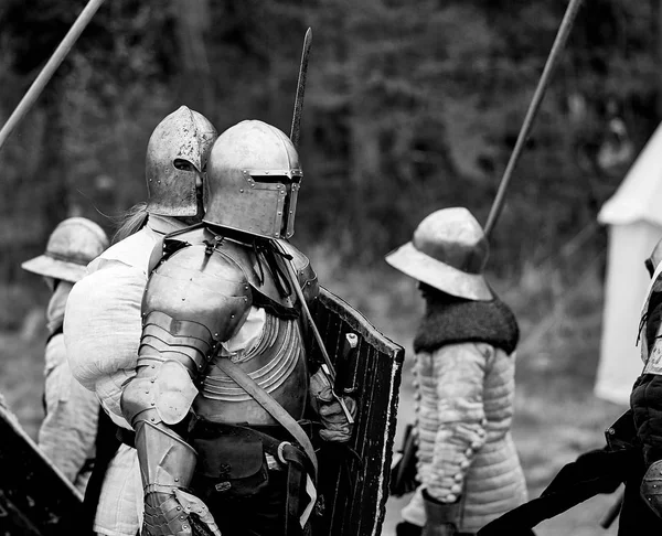 Rytíř v brnění. Středověká bitva (historická rekonstrukce) — Stock fotografie