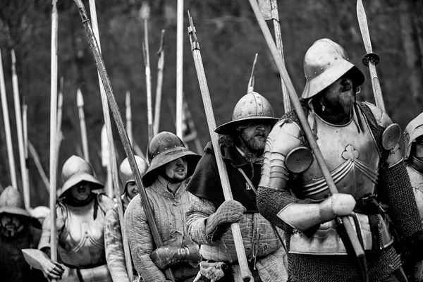 Guerreiro da Europa medieval. Batalha medieval (reconstrução ) — Fotografia de Stock