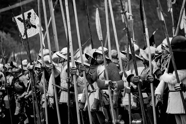 Guerrero de la Europa medieval. Batalla medieval (reconstrucción ) — Foto de Stock