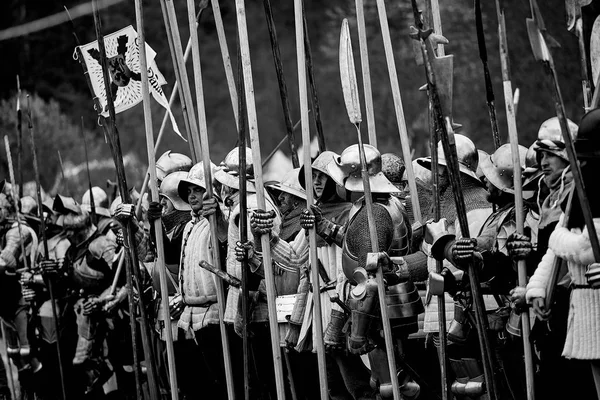 Guerrero de la Europa medieval. Batalla medieval (reconstrucción ) —  Fotos de Stock