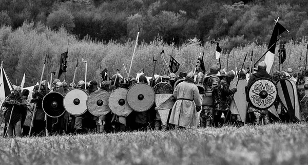Guerrero de la Europa medieval. Batalla medieval (reconstrucción ) — Foto de Stock