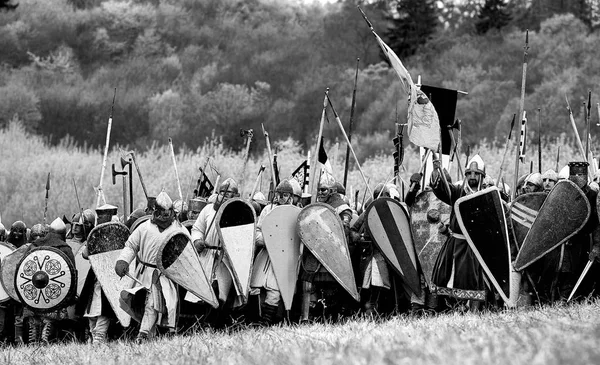 Harcos a középkori Európában. Középkori csata (rekonstrukció) — Stock Fotó