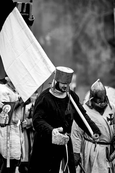 Guerrero de la Europa medieval. Batalla medieval (reconstrucción ) — Foto de Stock