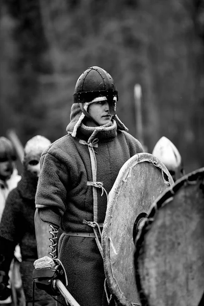 Guerrier de l'Europe médiévale. Bataille médiévale (reconstruction ) — Photo