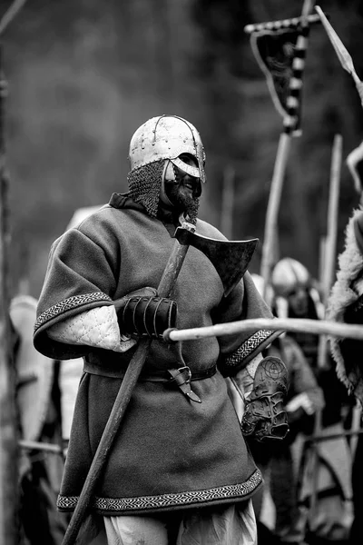 战士把战斧，中世纪的欧洲。中世纪战争 — 图库照片