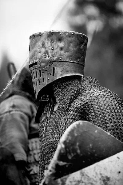 Caballero con armadura. Batalla medieval (reconstrucción histórica ) —  Fotos de Stock