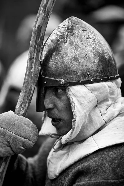 Πολεμιστής της μεσαιωνικής Ευρώπης. Μεσαιωνική μάχη (ανακατασκευή) — Φωτογραφία Αρχείου