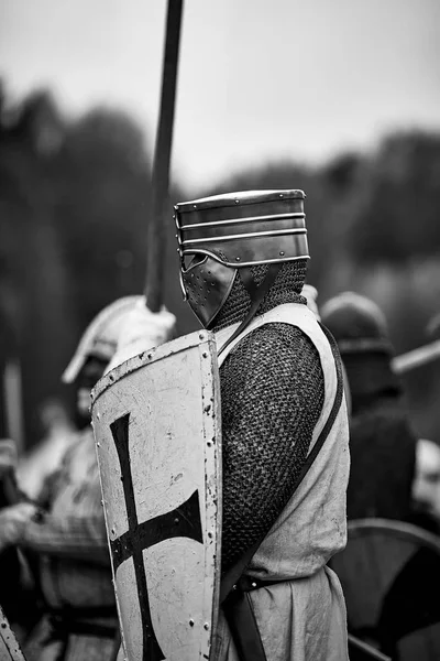 Caballero con armadura. Batalla medieval (reconstrucción histórica ) — Foto de Stock