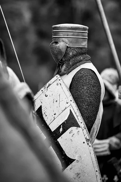 Ιππότης με πανοπλία. Μεσαιωνική μάχη (ιστορική ανασυγκρότηση) — Φωτογραφία Αρχείου
