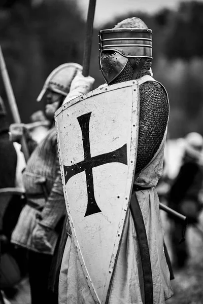 Knight in armor. Medieval battle (historical reconstruction) — Stock Photo, Image