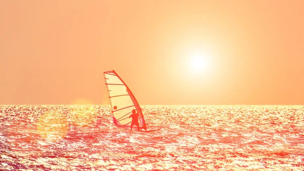 Silueta de windsurfista sobre fondo de atardecer . —  Fotos de Stock