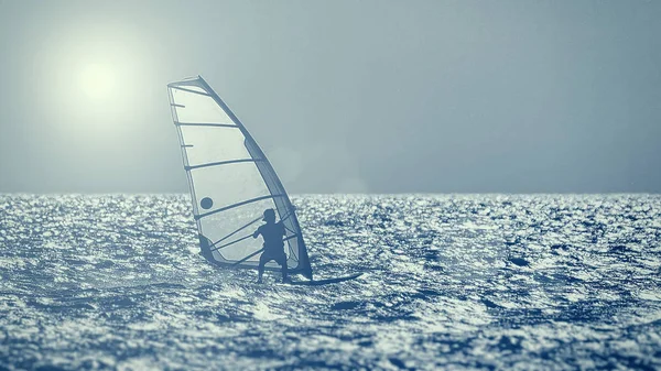 Silueta de windsurfista sobre fondo de atardecer —  Fotos de Stock