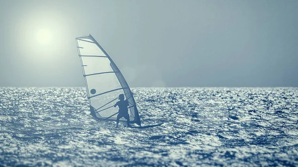 Silhueta de windsurfista contra um fundo de pôr do sol — Fotografia de Stock