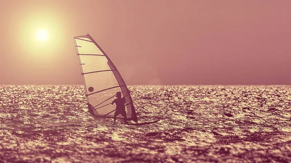 Silueta de windsurfista sobre fondo de atardecer —  Fotos de Stock