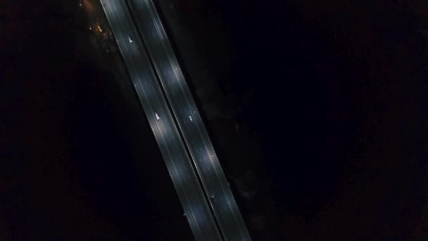 Auto's op de nacht weg. nacht verkeer van bovenaf. uitzicht vanuit de lucht. vlucht nacht onderweg — Stockvideo