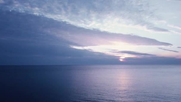 Vuelo sobre el agua. puesta de sol en el mar — Vídeo de stock