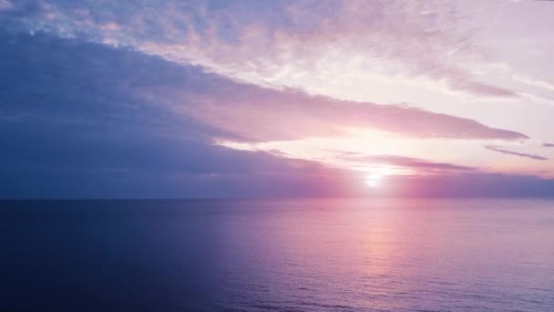 Vuelo sobre el agua. puesta de sol en el mar — Vídeo de stock