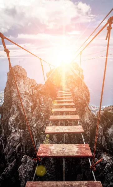 Ponte de suspensão no Monte. caminho para a luz — Fotografia de Stock