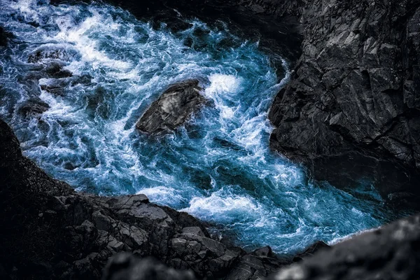 Гірська річка, Кинувшись вода тече текстури, чисте гірське потік — стокове фото