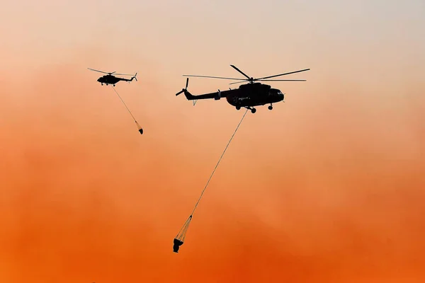 Tűzoltó helikopterek. tűz a városban — Stock Fotó