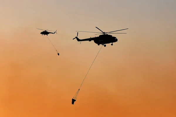 Yangın söndürme helikopterleri. şehirde yangın — Stok fotoğraf