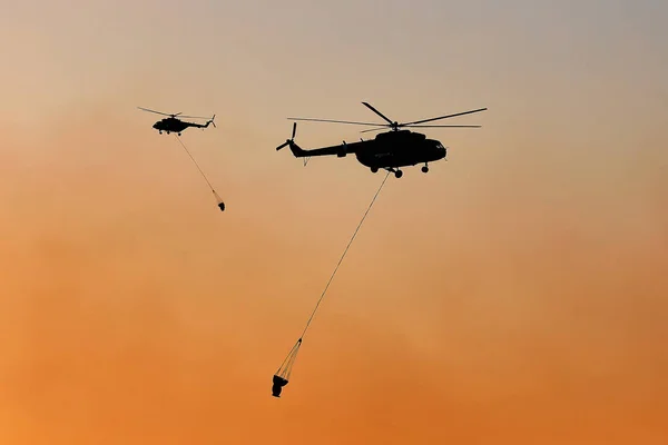 Fire-fighting helicopters. fire in the city — Stock Photo, Image