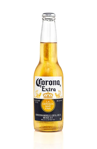 Flesje Corona Extra bier geïsoleerd op witte achtergrond. — Stockfoto