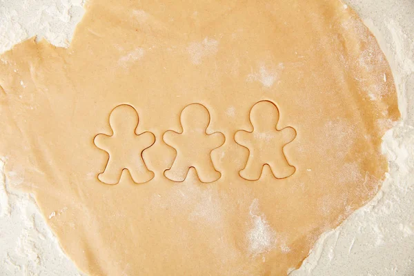 Mutfakta yemek Noel gingerbread çerezleri bake. — Stok fotoğraf