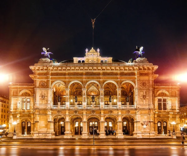 Opera Wiedeńska. Znajduje się on w centrum miasta Wiedeń, Austria. — Zdjęcie stockowe
