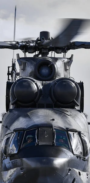 Enfoque en las ventanas de la cabina y la hélice del helicóptero militar ruso Mi-26 T2 — Foto de Stock