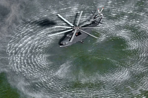 Helicóptero pairava sobre a água. Helicóptero de transporte Mi-26 T2 — Fotografia de Stock