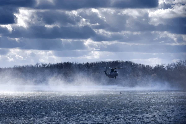 Elicottero aleggiava sopra l'acqua. Elicottero da trasporto Mi-26 T2 — Foto Stock