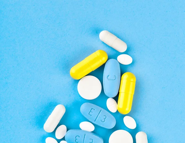 Assorted pharmaceutical medicine pills, tablets and capsules on — Stock Photo, Image