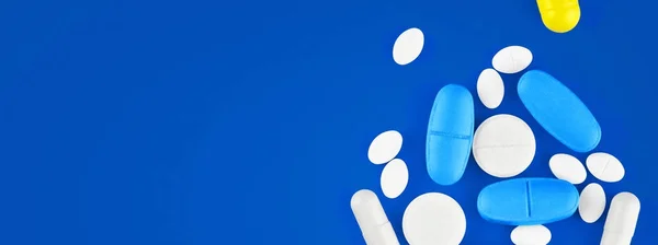 Médicaments pharmaceutiques assortis pilules, comprimés et capsules sur — Photo