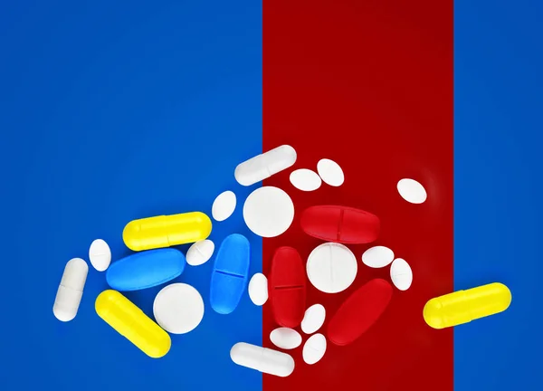 Sortiment farmaceutické medicíny pilulky, tablety a tobolky na modrém pozadí — Stock fotografie